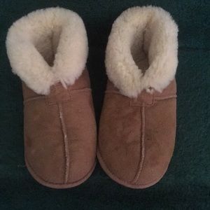 Super soft woman’s slippers —size 8
